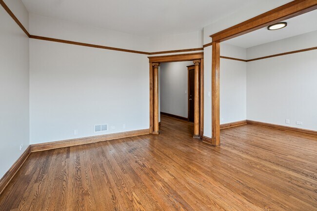 Foto del edificio - Renovated Logan Square 3 Bedroom - Available March 15th!