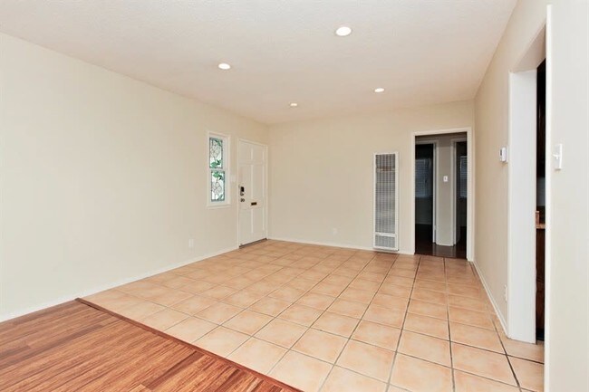 Building Photo - 12146 Ruchel St
