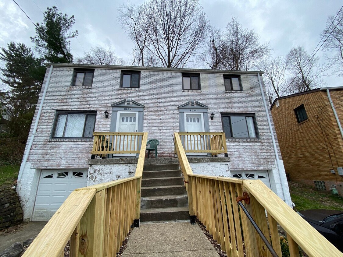 Primary Photo - Amazing Duplex in Castle Shannon!