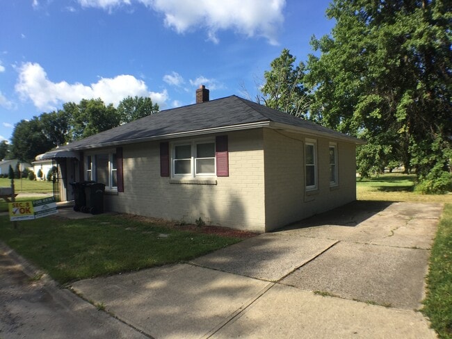 Building Photo - Midview School District - 2 Bedroom single...