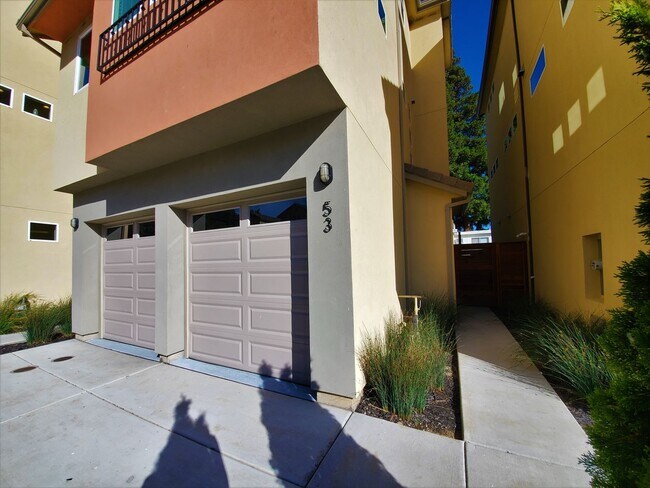 Foto del edificio - Contemporary Greenhaven Home with Private Backyard & Smart Features