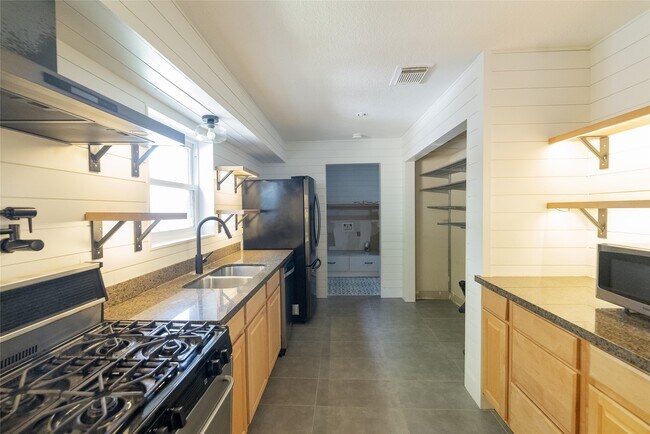 Foto del edificio - 14110 Greenway Dr