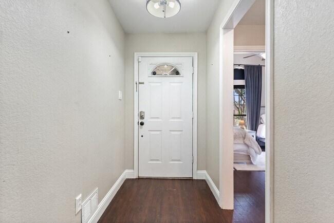 Building Photo - 19 Alamosa Dr