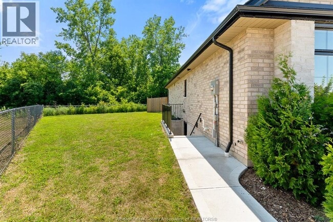 Building Photo - 253 Livingstone Cres