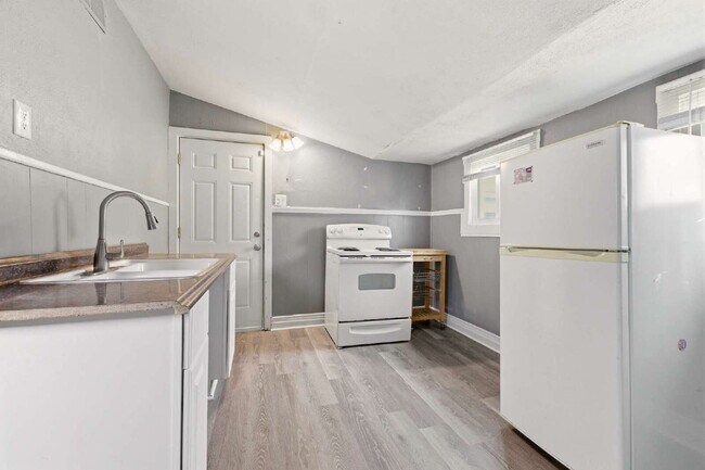 Foto del edificio - 1 Bed 1 Bath with TWO Bonus Rooms in Delmar Parkway!