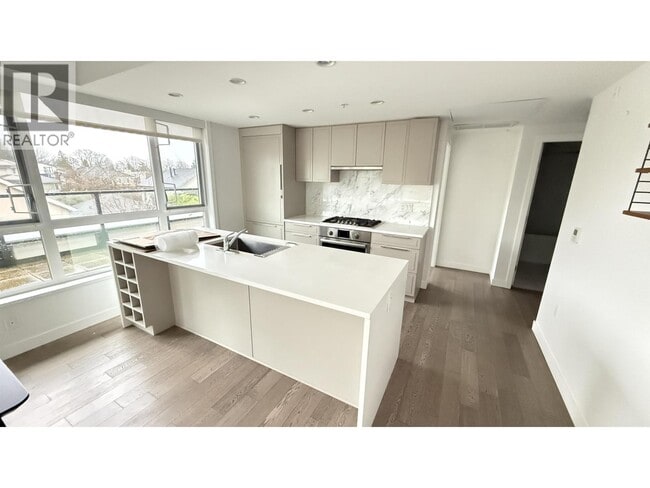 Building Photo - 7828 Granville St