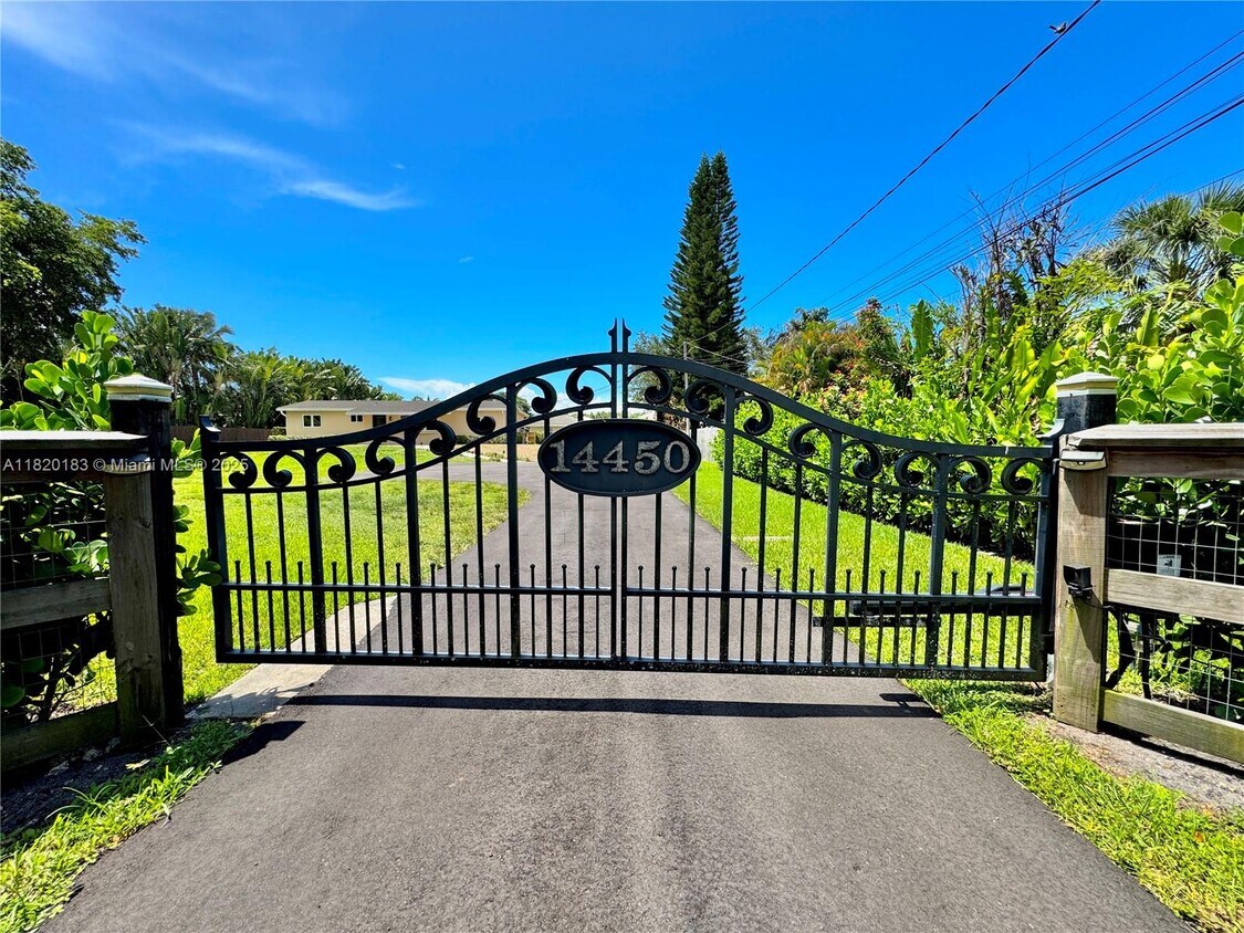 Foto principal - 14450 SW 24th St