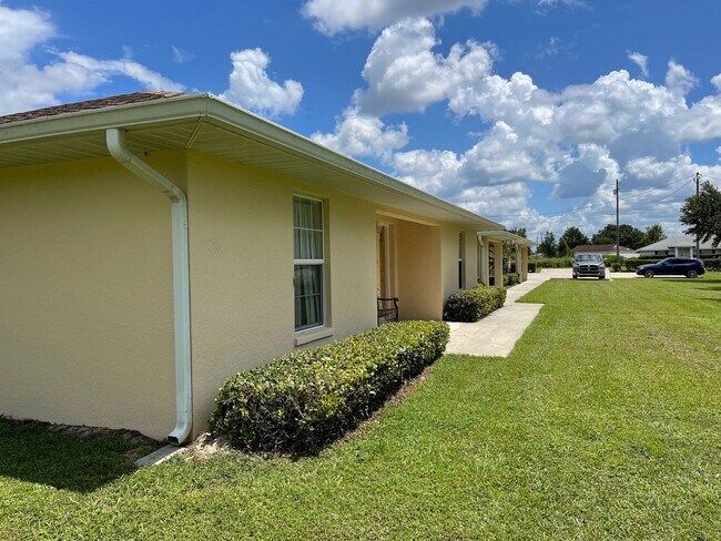 Building Photo - 3 Bedroom/2 Bathroom Duplex