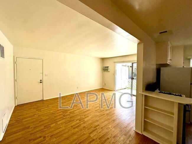 Foto del edificio - 5748 Hazeltine Ave