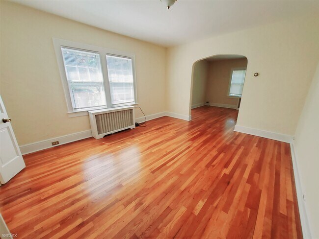Building Photo - 2 br, 1 bath Condo - 30 Colonial Rd Apt 2