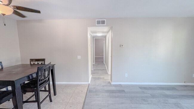 Foto del edificio - Low rent! Fully Renovated 2BR Condo Gated ...
