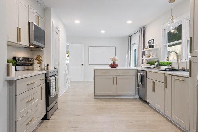 Building Photo - 523 Princeton St Building Photo - 523 Princeton St