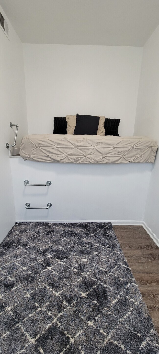 Front bedroom 1 - 2720 N Western Ave