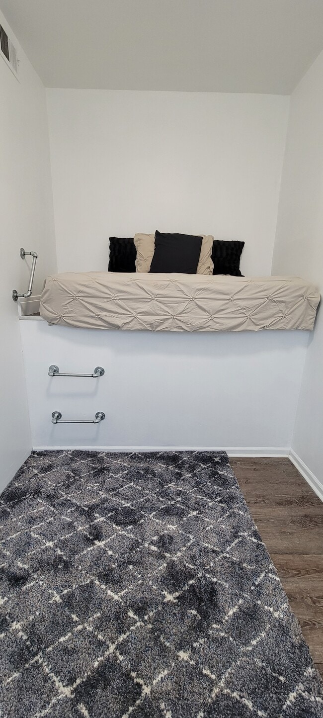 Front bedroom 1 - 2720 N Western Ave