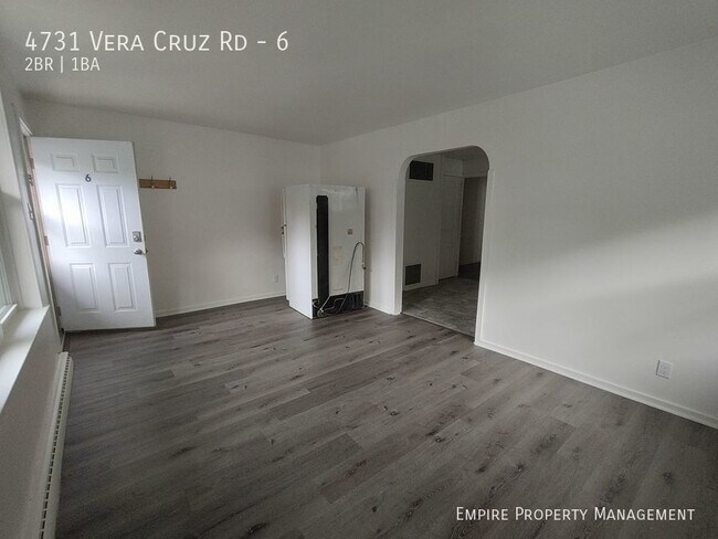 Building Photo - 1st Floor: 2 Bedroom/1 Bathroom Apartment ...