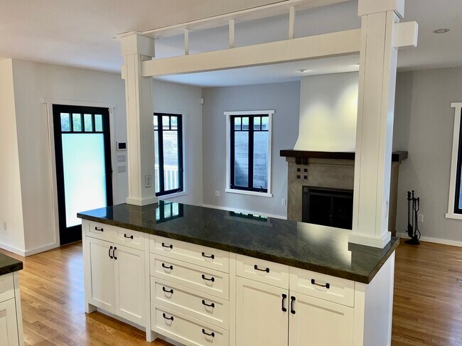 Building Photo - 558 Rialto Ave