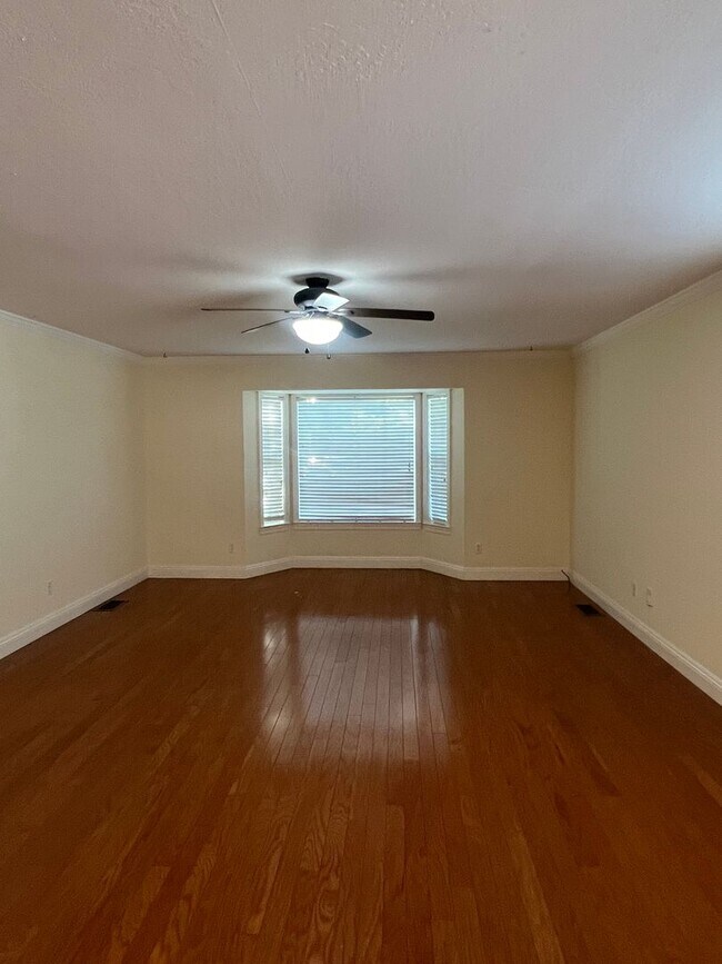 Foto del edificio - SPACIOUS 4 BEDROOM HOME!