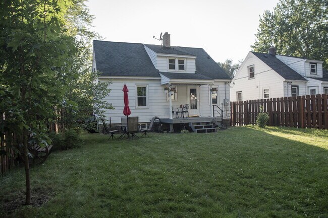 Foto del edificio - Beautifully Renovated 4-Bedroom Home with Fenced Backyard!