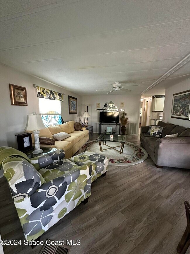 Foto del edificio - 1437 Barefoot Cir