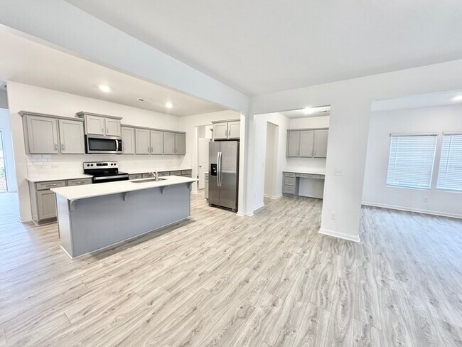 Foto del edificio - Spacious three bedroom 2 1/2 bathroom with large loft area - SPRING SPECIAL
