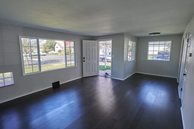 Vista hacia la puerta principal y el comedor. - 904 S Junett