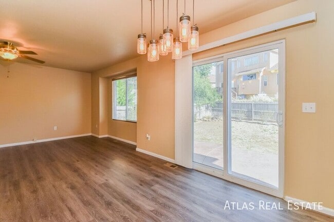 Foto del edificio - 8647 Silver Glen Dr