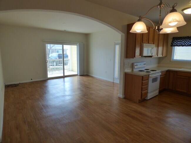 Building Photo - MUST SEE 2 Bed/2 Bath Condo in the Lakesho...