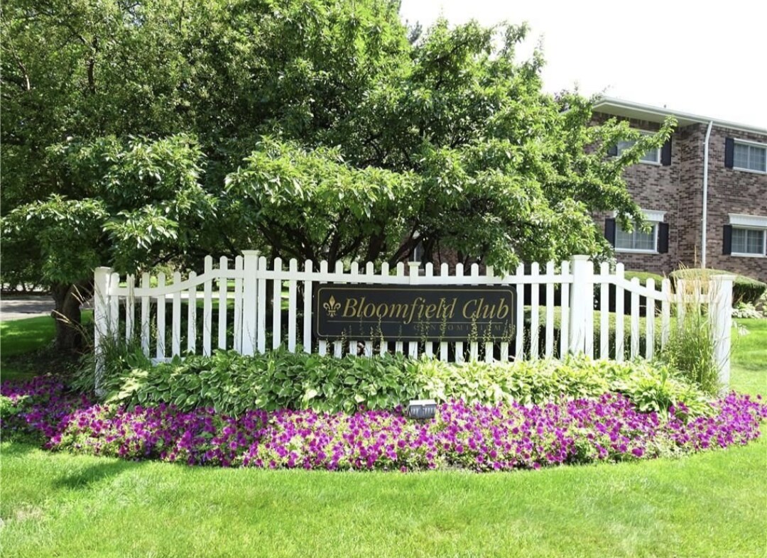 692 E Fox Hills Dr Unit 692, Bloomfield Hills, MI 48304 Condo for