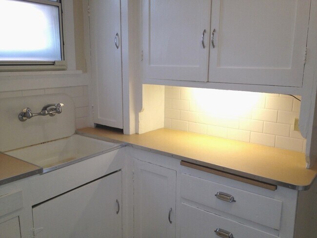 Kitchen sink & tile back splash - 3804 S Edmunds St