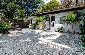 Building Photo - 921 SW 9th St