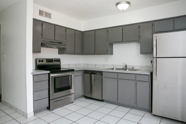 Building Photo - Centurion Pearl