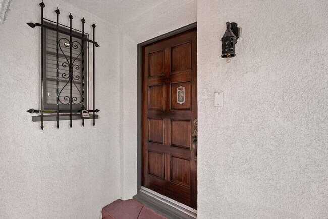 Building Photo - 76 Roycroft Ave