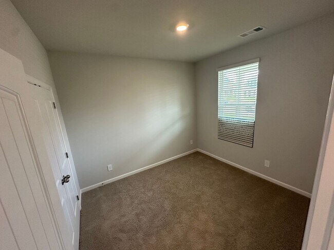 Foto del edificio - BRAND NEW TOWNHOME!