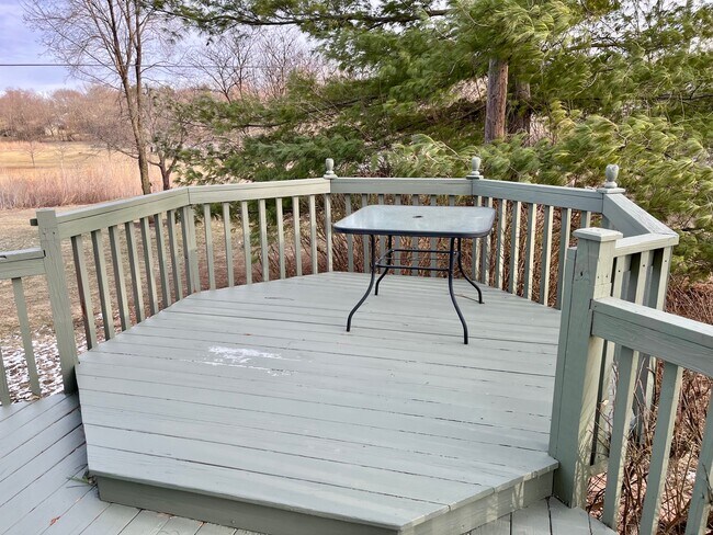 Foto del edificio - 221 Eisenhower Dr