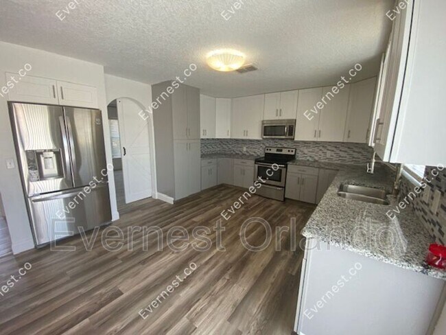 Building Photo - 557 Milford St