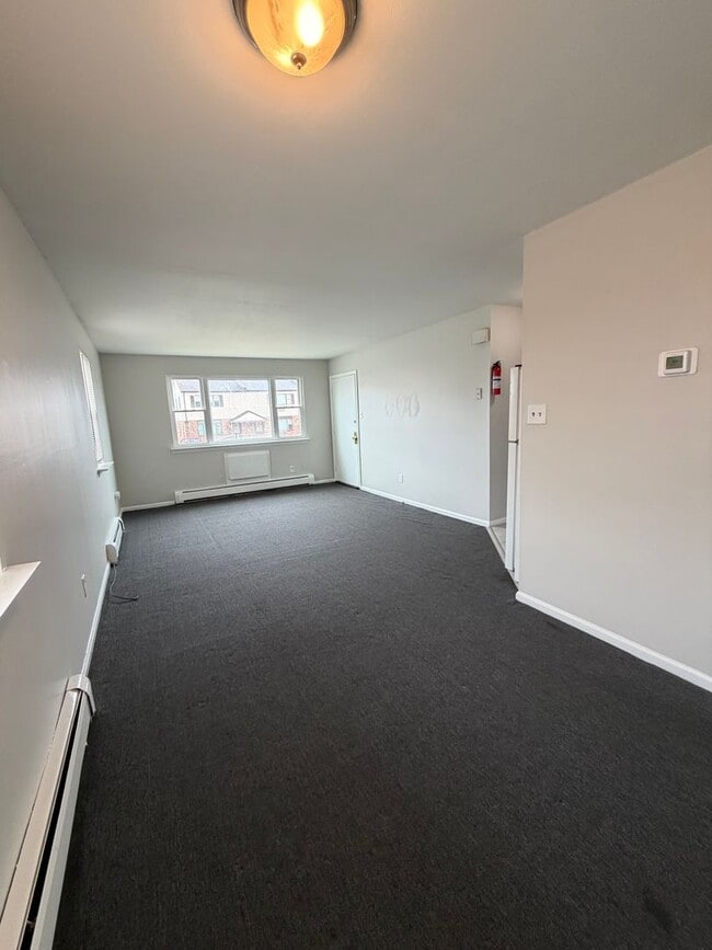 Building Photo - THOMAS_3032