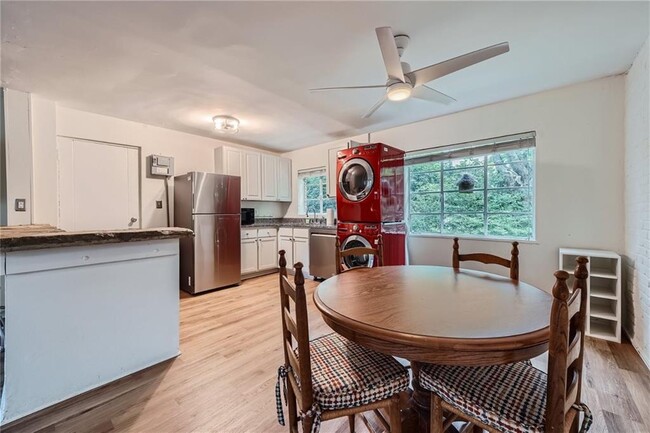 Building Photo - 1381 Normandy Dr NE