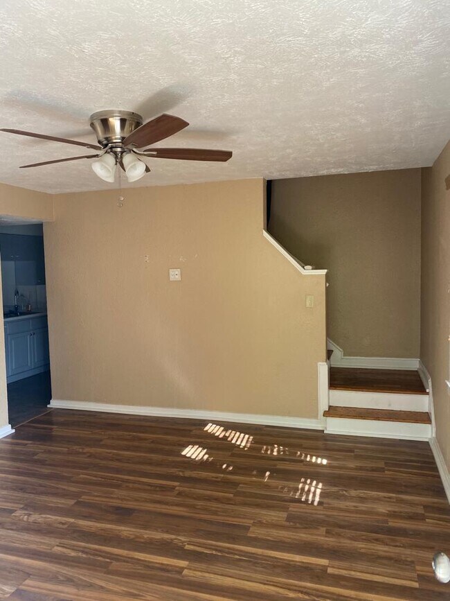 Building Photo - 277 Oak Dr