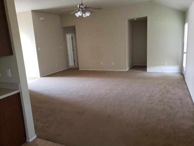 Building Photo - 910 Leah Dr