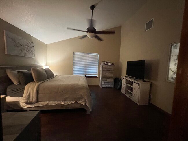 Building Photo - 420 E Tanglewood Dr