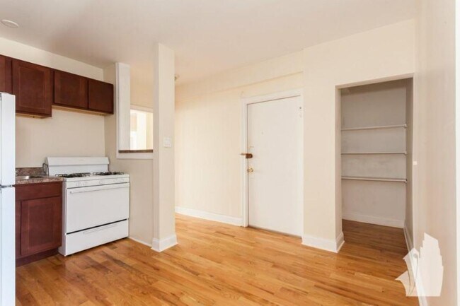 Foto del edificio - 0 bedroom in Chicago IN 60610