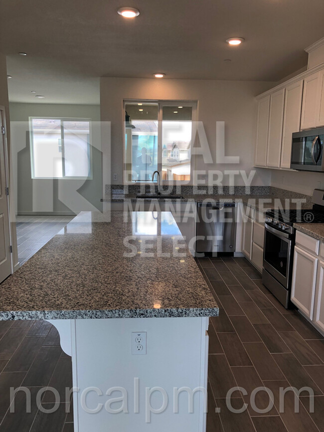 Building Photo - 3 Bed/2.5 Bath Townhouse at Natomas Field!