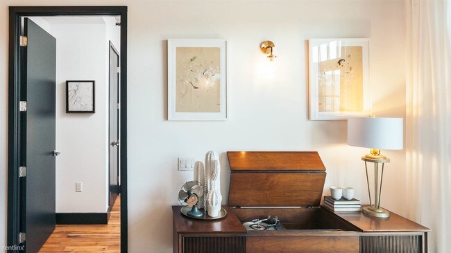 Foto del edificio - 8-3 Wyckoff Ave