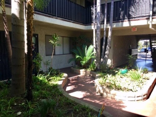 Foto del edificio - 2450 E 6th St