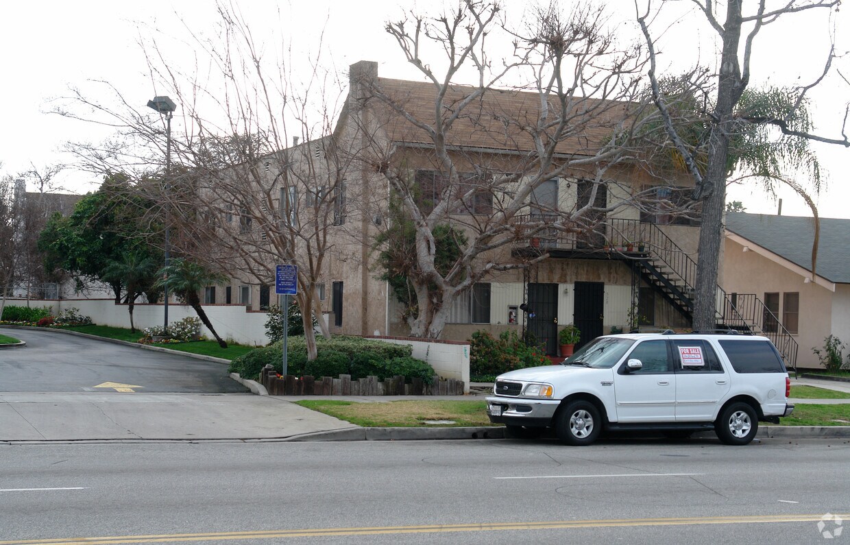 Building Photo - 318-320 S Chevy Chase Dr