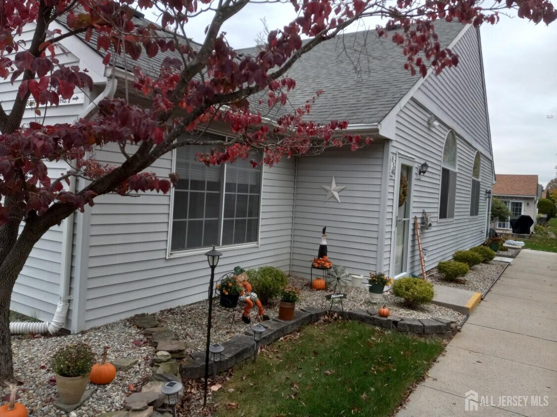 Foto principal - 838C Vail Rd