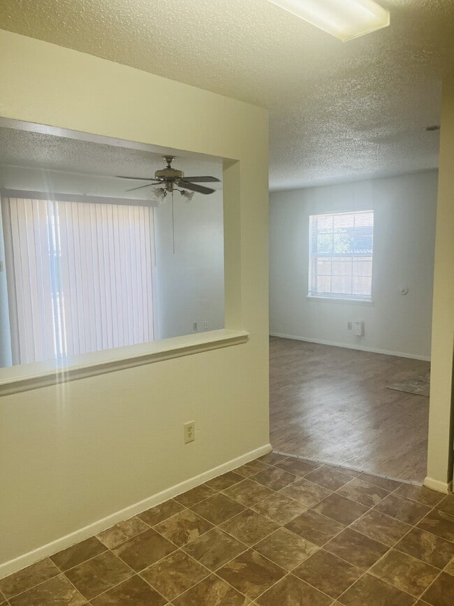 Building Photo - 2 Bedroom Townhome
