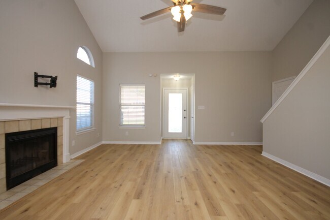 Foto del edificio - Updated 3 bedroom 2 bathroom home in the U...