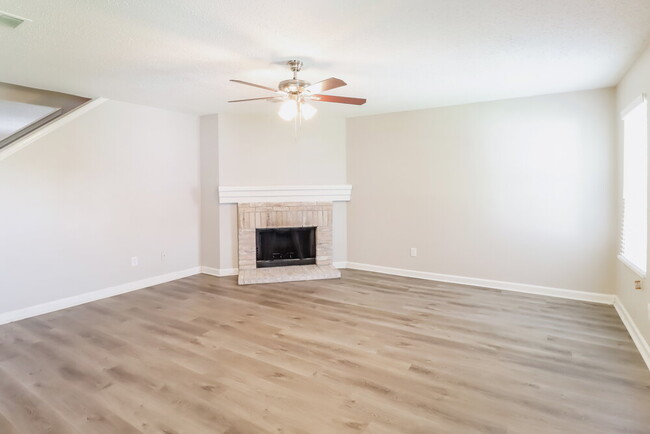 Building Photo - 917 Salida Dr