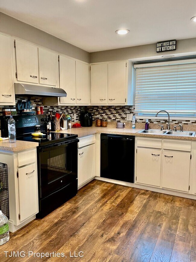 Foto del edificio - 3 br, 2 bath House - 7939 Walnut Pl